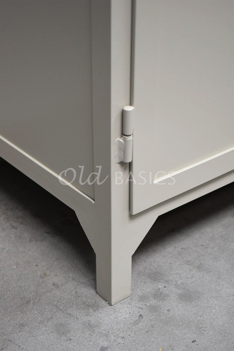 Detail van Apothekerskast Ferro, 3 deuren, RAL7032, grijs, groen, materiaal staal